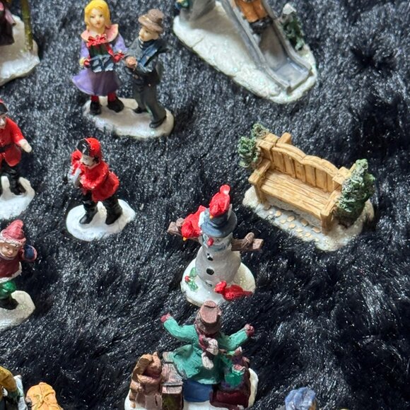 Charming Holiday Miniature Set Featuring 20+ Figurines & Accessories - Picture 2 of 10